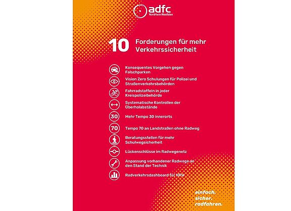 Rotes Poster mit den schriftlich aufgelisteten 10 Forderungen für mehr Verkehrssicherheit