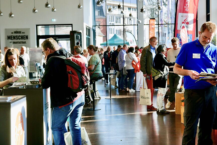 Bild vom Foyer des Rhein Sieg Forums anlässlich der rad+freizeit
