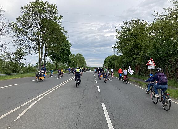 Kidical Mass Begegnung auf der Brücke der Bonner Str. zwischen Sankt Augustin und Siegburg