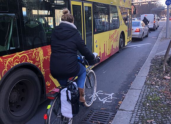 Bedrohliche Nähe auf ungeschützter Radspur
