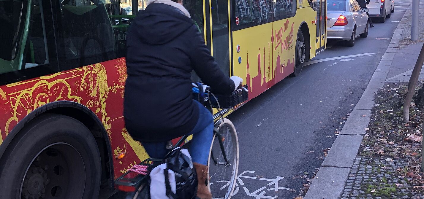 Bedrohliche Nähe auf ungeschützter Radspur Bedrohliche Nähe auf ungeschützter Radspur