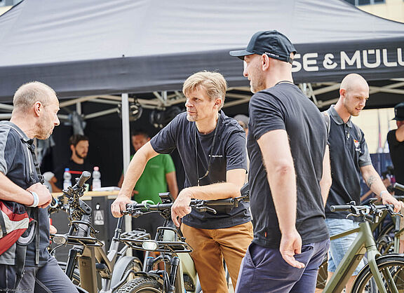Personen diskutieren über Fahrräder