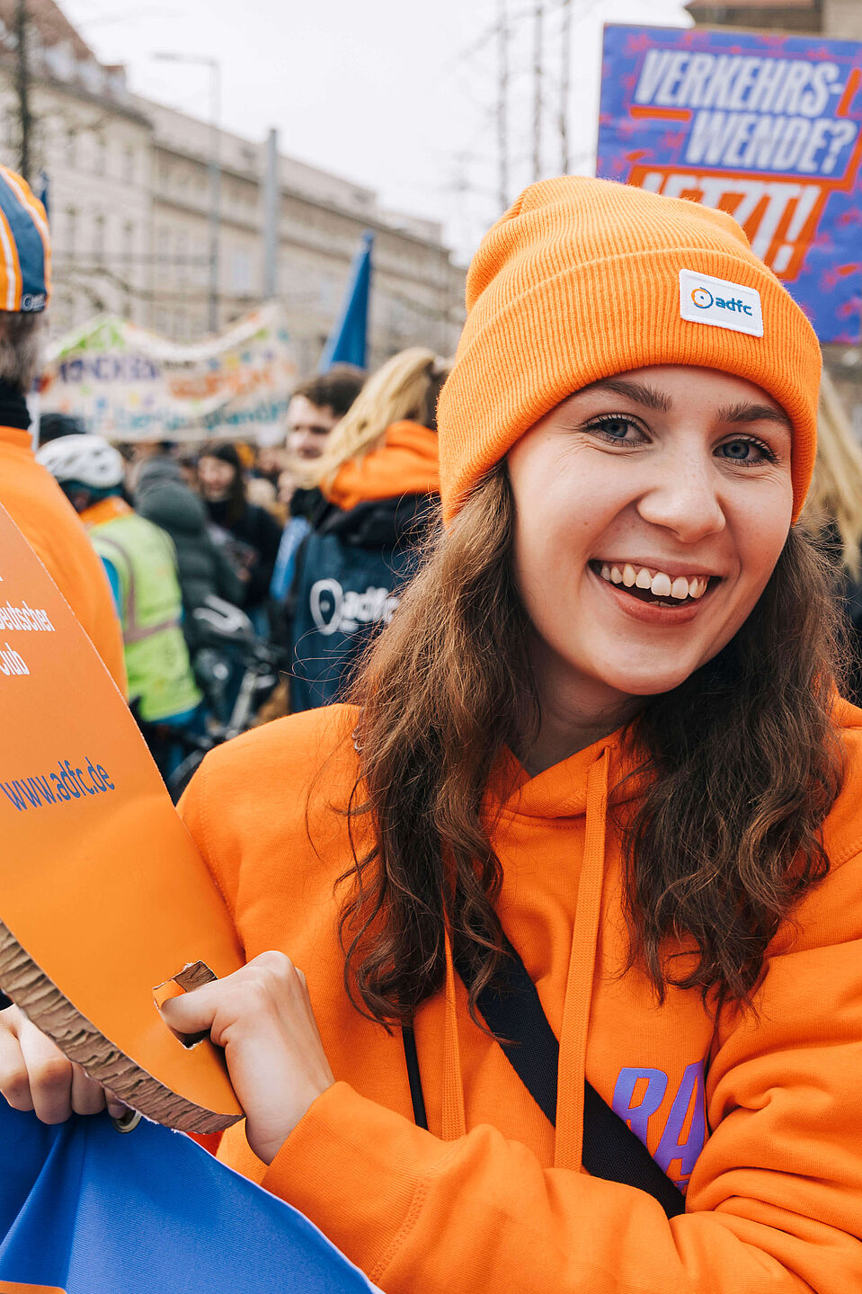 Junge Menschen beim Klimastreik Zwei junge Frauen demonstrieren auf dem Klimastreik.