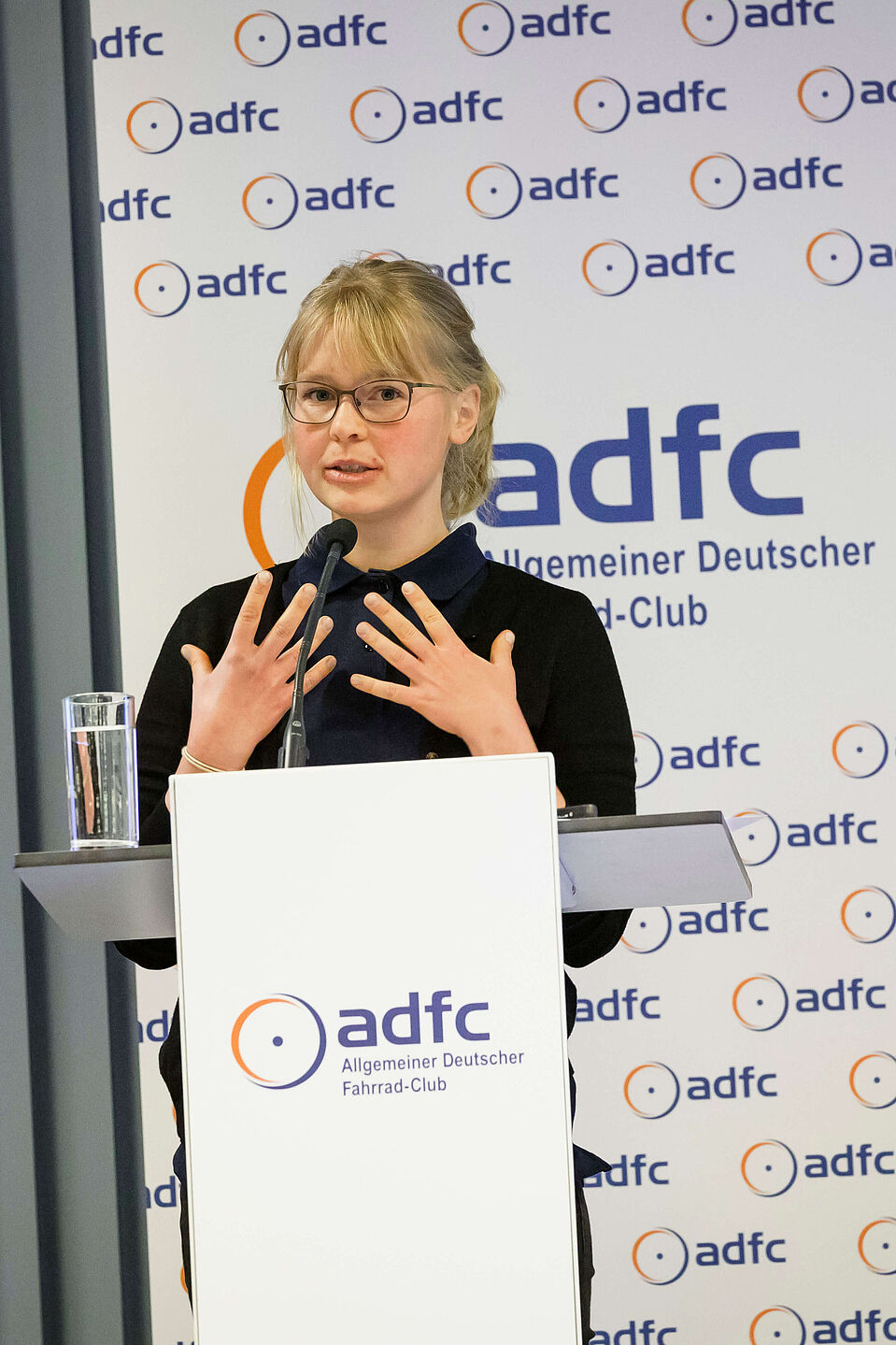 Antrag Junge Menschen stärken Paulus Guter und Vera Konrad stehen auf der Bühne.