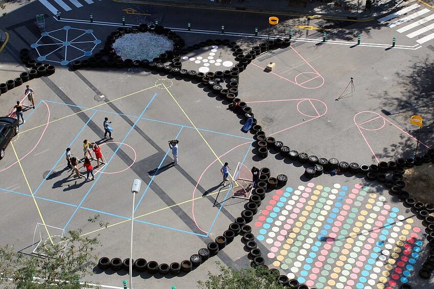 Barcelona Superblocks 1 Blick von oben auf einen Spielplatz auf einer ehemaligen Fahrbahn