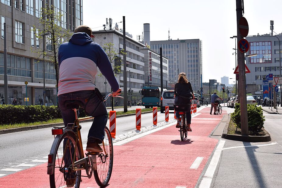 Protected Bikelane an der Konstablerwache, Frankfurt / Main Geschützter Radfahrstreifen ("Protected Bikelane") an der Konstablerwache in Frankfurt / Main