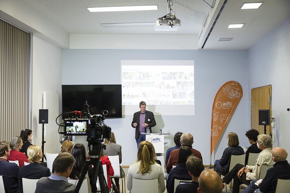 ADFC | Symposium „Mit Schnellausbau zum Fahrradland 2030“ am 6. Dezember 2022 ADFC | Symposium „Mit Schnellausbau zum Fahrradland 2030“ am 6. Dezember 2022