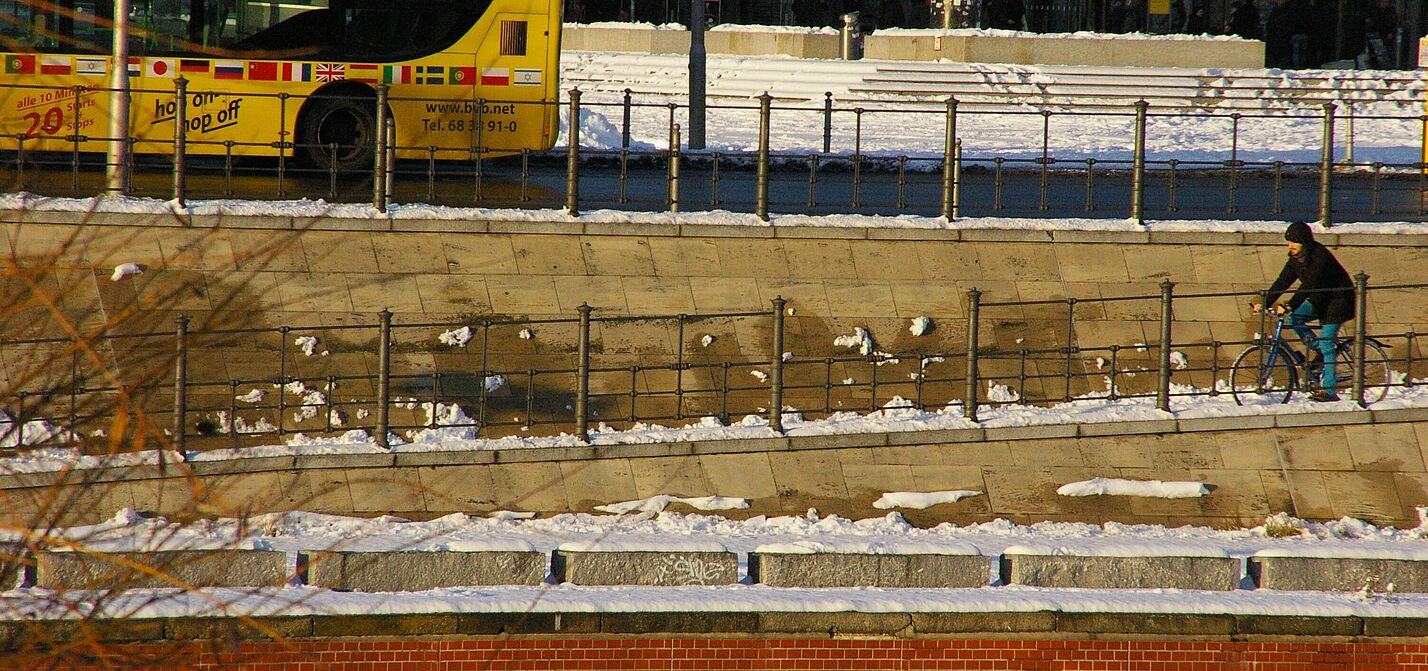Radfahrer fährt bei Schnee im Winter Rad